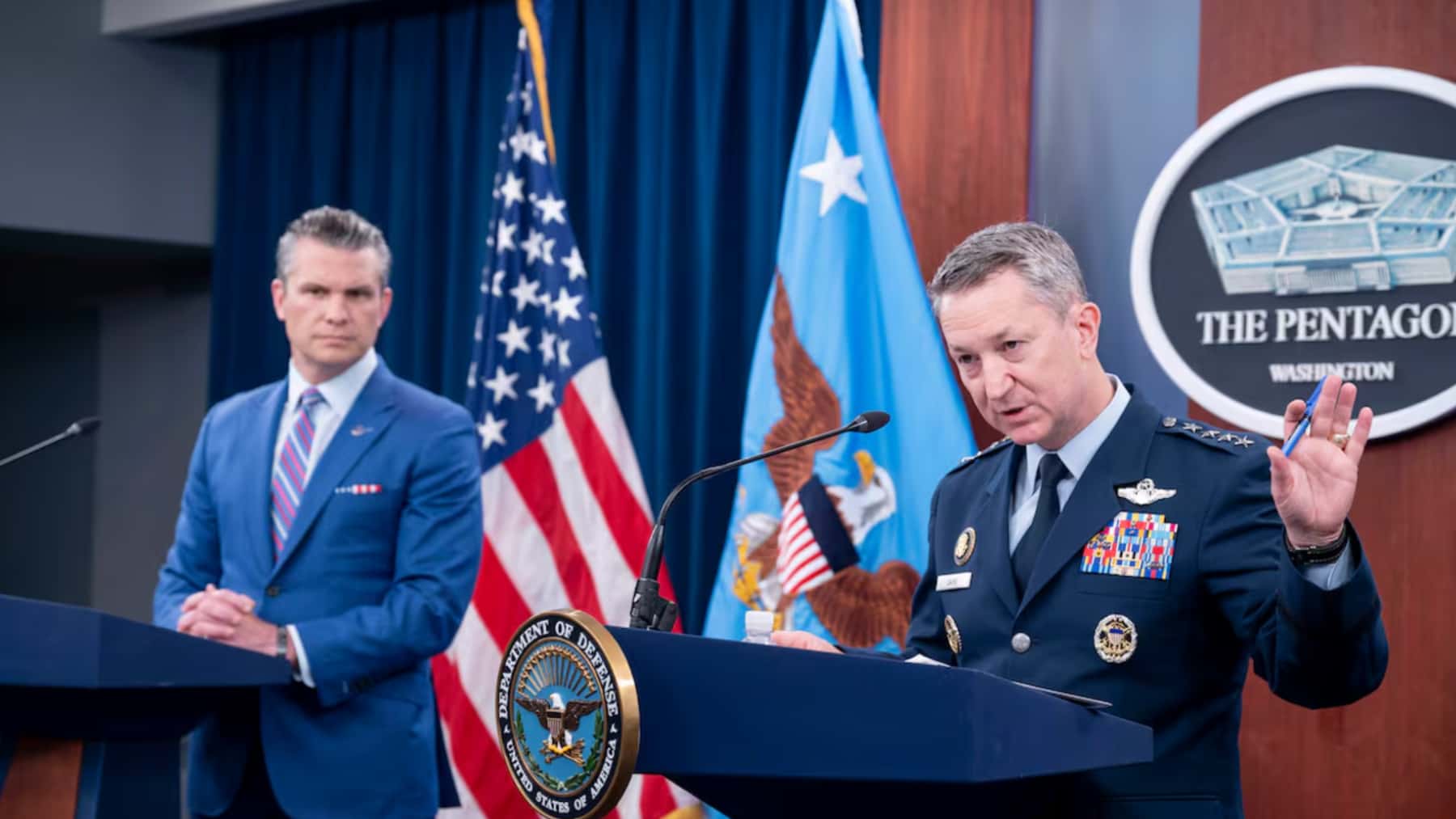 El general Dan Caine y Pete Hegseth comparecen en una rueda de prensa en el Pentágono sobre la Operación Furia.