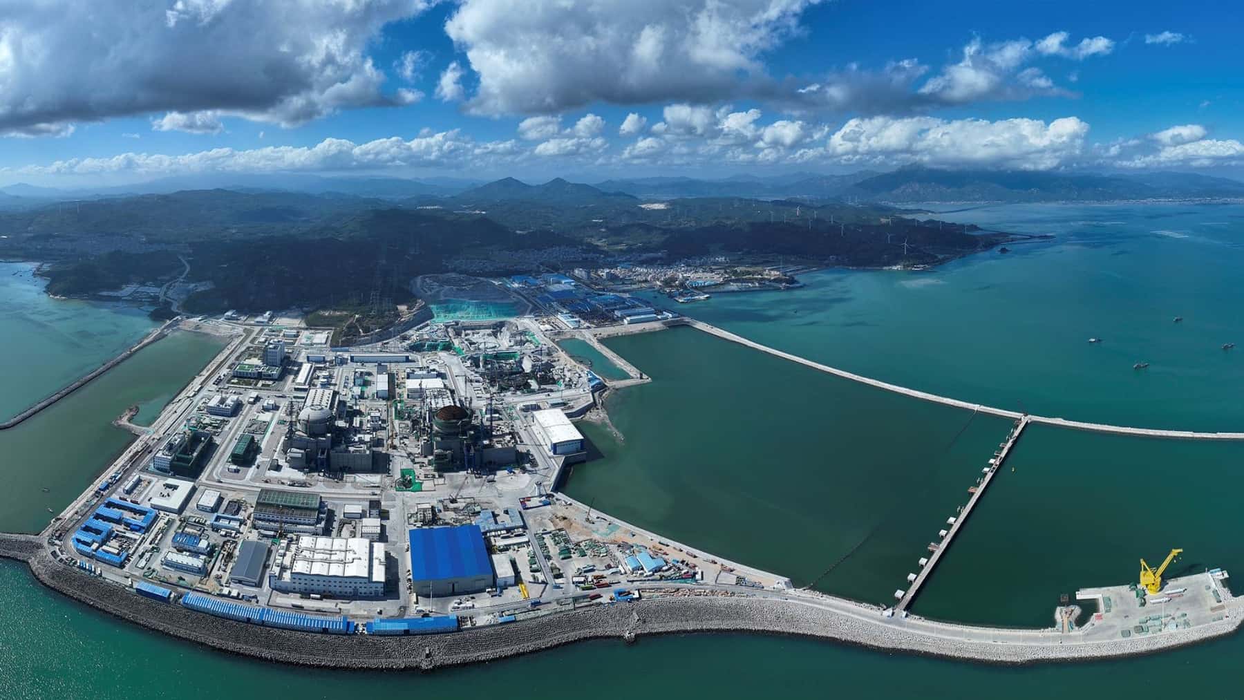 Una fotografía aérea panorámica tomada con un dron el 22 de febrero de 2024 muestra el proyecto de la central nuclear de Zhangzhou en construcción en Zhangzhou, provincia de Fujian, en el sureste de China.