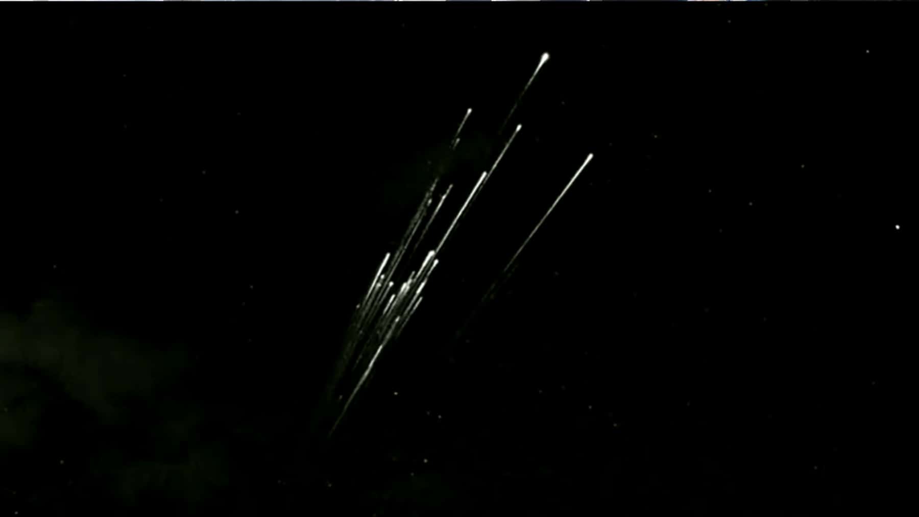 Rastros luminosos de un satélite Starlink al reentrar en la atmósfera sobre el cielo nocturno de Puerto Rico.