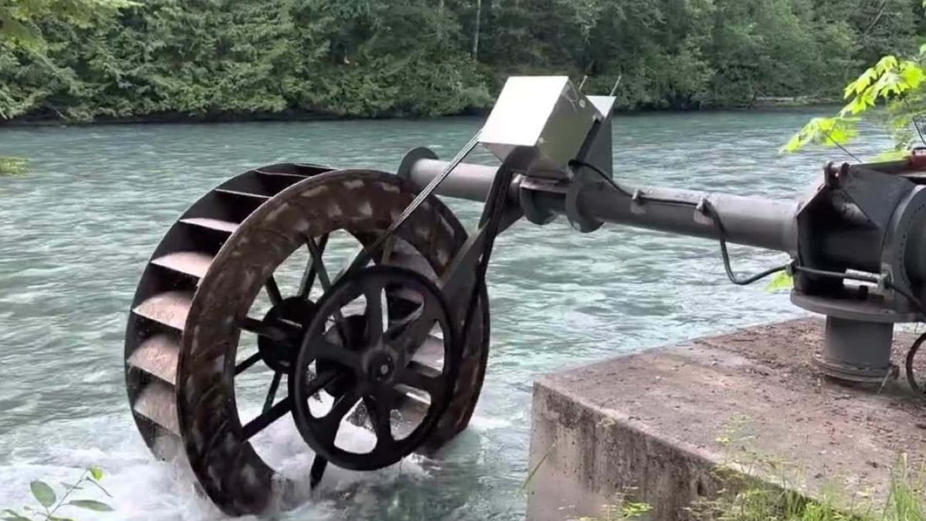 Un jubilado canadiense desarrolla sistema microhidráulico que genera hasta 36 kWh diarios con producción estable en río