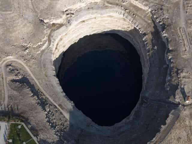 Uno de los socavones, situado a escasos metros de una vivienda (Emre Çaylak)