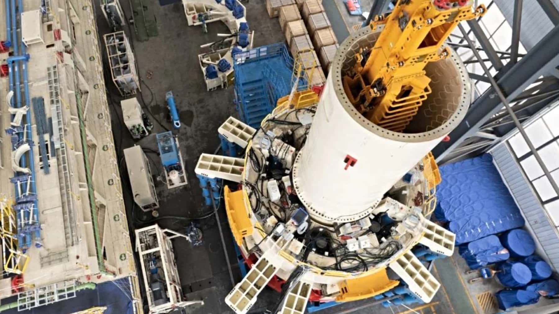China estrena la primera tuneladora del mundo capaz de excavar en vertical hasta los 1.000 metros bajo tierra y mover por turno lo que cargan diez camiones